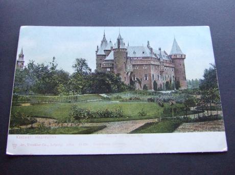 Haarzuilen Kasteel De haar uitkijkend op de tuin